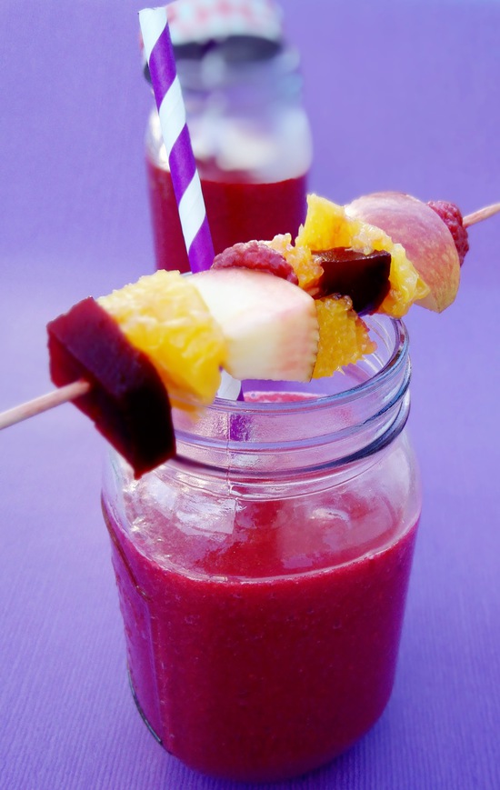 Abschließend den Smoothie in das Glas füllen und mit dem Fruchtspieß garnieren.